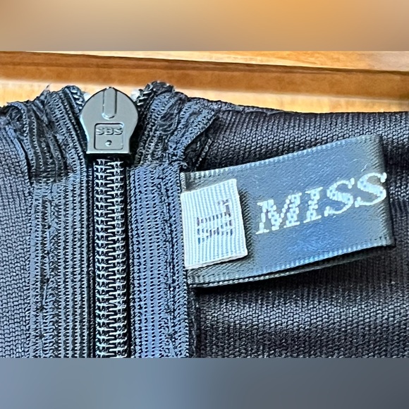 Elegant Black Women's Dress - Picture 8 of 9